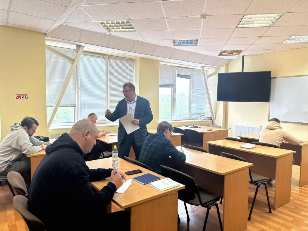 Куратор помогает студенту с индивидуальным учебным планом Куратор помогает студенту с индивидуальным учебным планом